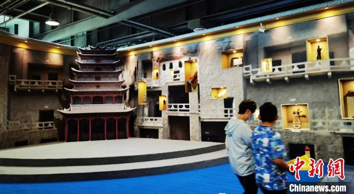 該展覽還借助科技手段，復(fù)原“藏經(jīng)洞”場景，將莫高窟“搬進”展廳?！《∷?攝