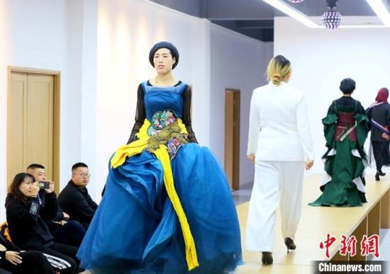 東鄉(xiāng)繡娘在T臺走秀?！「哒?攝