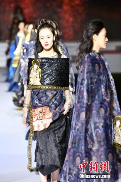 圖為敦煌服裝秀展示。 殷春永 攝