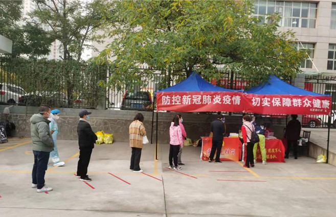 城關(guān)區(qū)紀(jì)委監(jiān)委各監(jiān)督檢查組督促各街道核酸檢測點(diǎn)落實(shí)“一米線”制度。.jpg