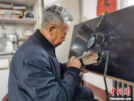 圖為陶世清在創(chuàng)作中?！钅?攝