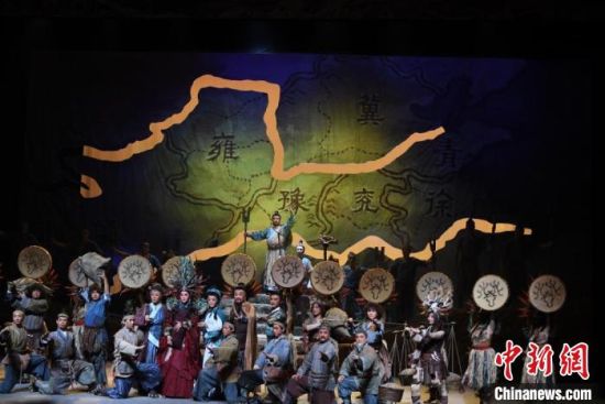 作為隴劇“梅花”，雷通霞在《大禹治水》中甘當(dāng)“綠葉”，該劇推出后，反響十分熱烈。(資料圖) 楊艷敏 攝