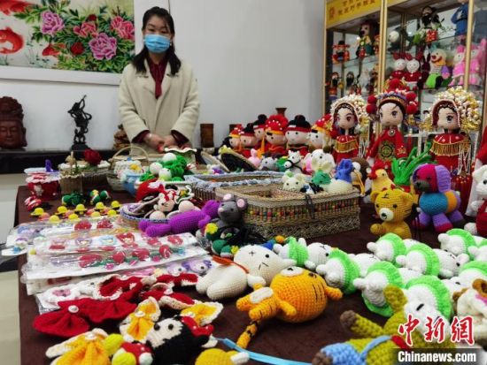 圖為隴原巧手展示手工藝品。(資料圖) 徐雪 攝