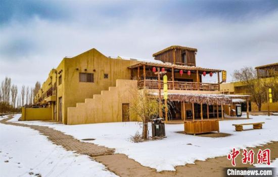 雪落敦煌月牙泉小鎮(zhèn)。　王斌銀 攝