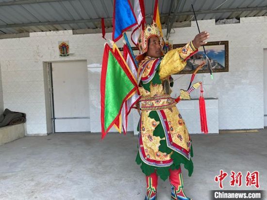 圖為完代才讓在外木村戲臺(tái)出演?！∷巫雨?攝