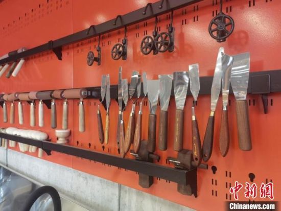 圖為徐晉林制作雕版敦煌壁畫所用工具。　閆姣 攝