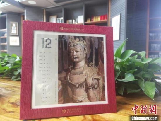 圖為徐晉林制作的敦煌題材的手工書《走進沙漠敦煌——莫高窟與藏書票藝術(shù)》，深受讀者喜愛。　閆姣 攝