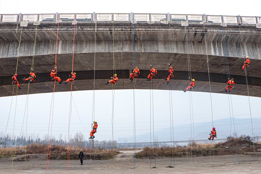 硬核！甘肅天水森林消防員百米高空練技能