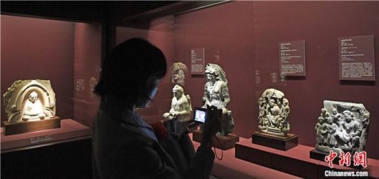 2018年8月，《平山郁夫的絲路世界——平山郁夫絲綢之路美術(shù)館文物展》在甘肅敦煌莫高窟開(kāi)展。中新社記者 楊艷敏 攝