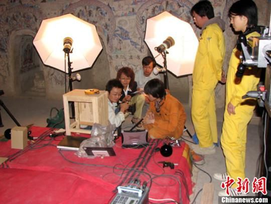 敦煌研究院與日本東京文化財(cái)研究所合作進(jìn)行第285窟多光譜無(wú)損調(diào)查工作現(xiàn)場(chǎng)。中新社發(fā) 婁婕 供圖