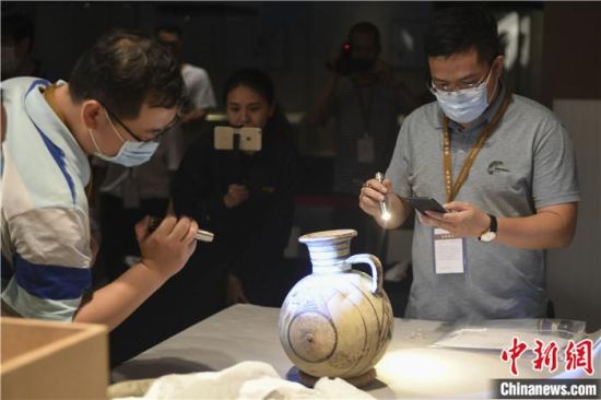 2020年6月，在長(zhǎng)沙博物館舉行“從地中海到中國(guó)：絲路寶藏——平山郁夫絲綢之路美術(shù)館藏文物展”前，專(zhuān)家開(kāi)箱鑒定文物。中新社記者 楊華峰 攝
