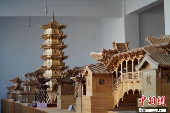 圖為古建筑模型制作技藝傳習(xí)所展廳內(nèi)的微縮古建筑作品?！【琶赖┰?　攝