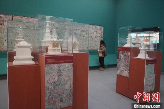 圖為觀眾欣賞數(shù)字復(fù)制壁畫。　九美旦增 攝