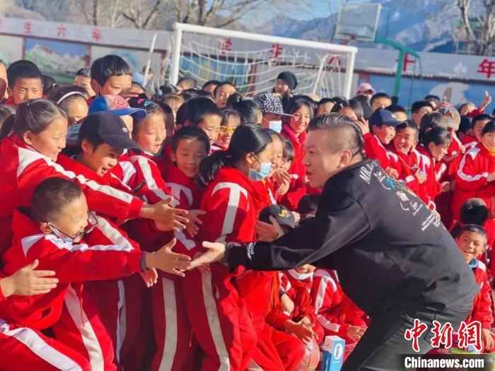 1月初，第五屆“街舞進(jìn)藏鄉(xiāng)”公益助學(xué)活動(dòng)在甘肅甘南結(jié)束，旨在讓藏族學(xué)子感受到街舞魅力?！￡惿菩?攝