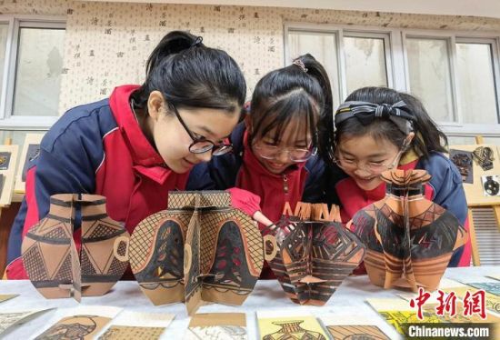 圖為學(xué)生用紙創(chuàng)作的立體彩陶。　劉玉桃 攝