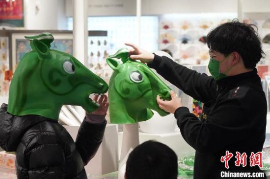 圖為“神馬來了”銅奔馬頭套。　九美旦增 攝