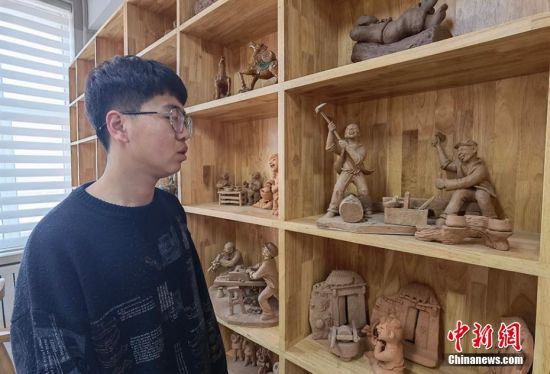 圖為學(xué)生介紹作品。 劉玉桃 攝