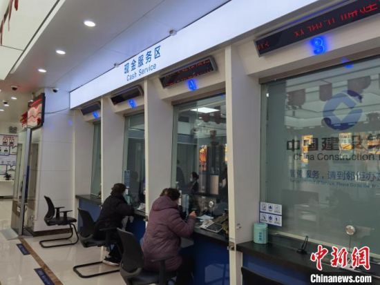 圖為蘭州市民在銀行兌換新鈔。　徐雪 攝