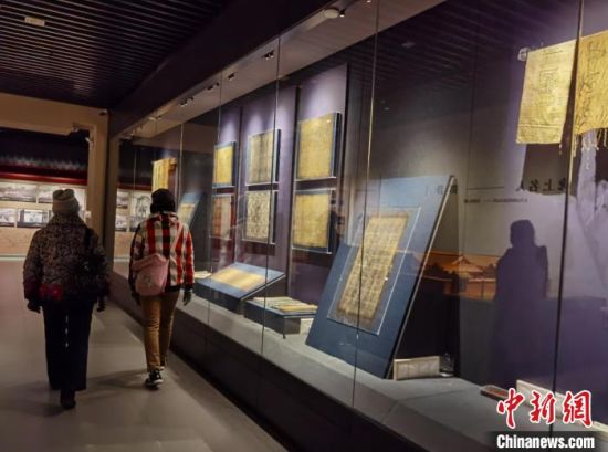 圖為蘭州市民參觀博物館展品?！⌒煅?攝