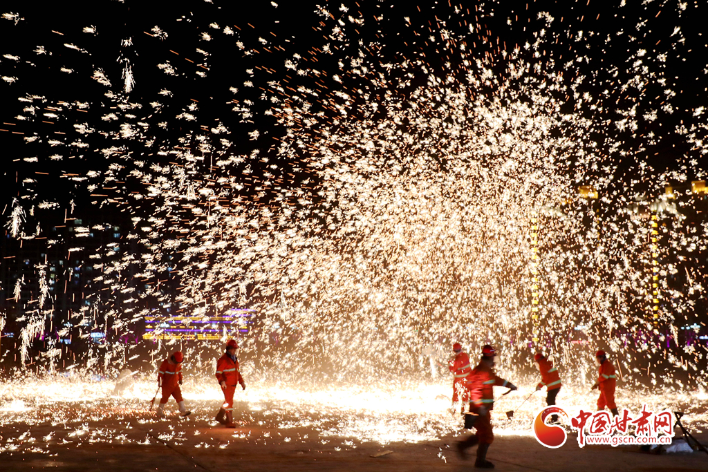 【隴拍客】炫彩奪目！非遺絕技永靖王氏“打鐵花”綻放夜空引關(guān)注