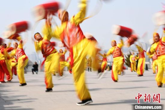 2019年2月19日，演員在黃河岸邊的蘭州水車博覽園內(nèi)進行太平鼓表演，歡慶元宵佳節(jié)。(資料圖) 　楊艷敏 攝