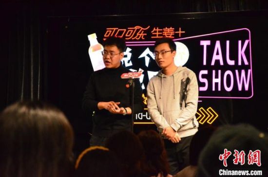 圖為脫口秀演員搭檔表演?！钅?攝