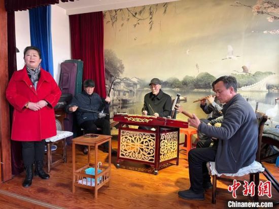 圖為蘭州鼓子表演者王常玉登臺演唱，她是這項入列國家級非物質(zhì)文化遺產(chǎn)的曲藝表演者中，為數(shù)不多的女演員?！堨下?攝