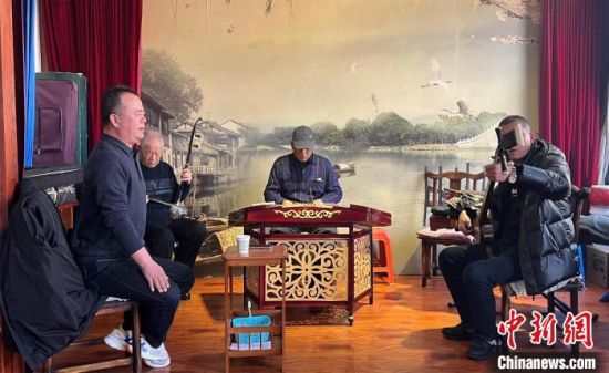 圖為蘭州鼓子愛好者在傳習(xí)所內(nèi)互相搭檔上臺演出?！堨下?攝