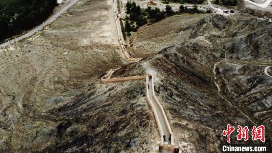 圖為甘肅嘉峪關懸臂長城吸引游客打卡 。(資料圖) 李亞龍 攝