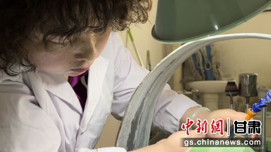 夜光杯制作學(xué)徒謝小琴坦言，雖工作枯燥，但是能夠掌握國家級非遺技藝是很自豪的。王牧雨 攝