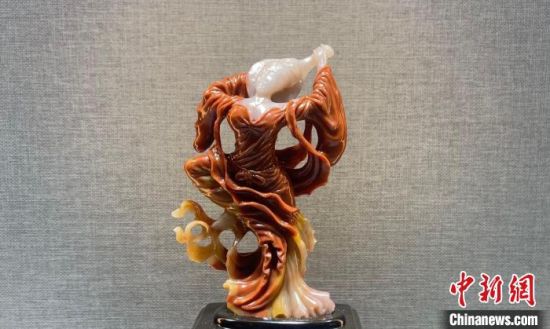 圖為翩然起舞的飛天玉雕?！「攥?攝