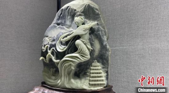 圖為李學(xué)平的玉雕作品?！「攥?攝