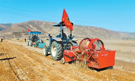 定西市隴西縣17個鄉(xiāng)鎮(zhèn)的農(nóng)機合作社、農(nóng)機手參加了農(nóng)機技能比賽和培訓