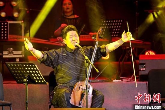 圖為樂(lè)隊(duì)主創(chuàng)巴依勒格。(資料圖) 受訪者供圖