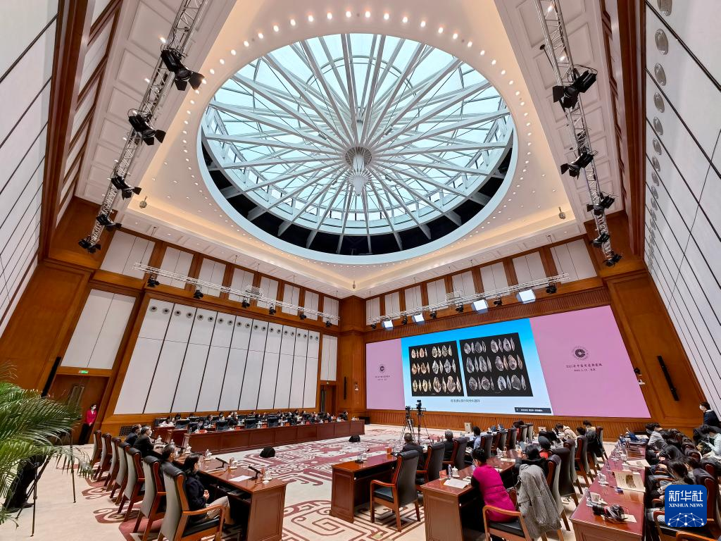 3月18日，“中國(guó)社會(huì)科學(xué)院考古學(xué)論壇·2021年中國(guó)考古新發(fā)現(xiàn)”進(jìn)行入選項(xiàng)目報(bào)告環(huán)節(jié)（手機(jī)照片）。