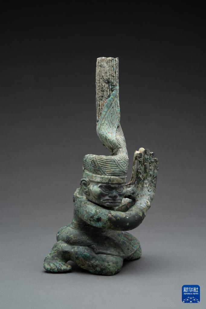 四川廣漢市三星堆商代遺址四號(hào)坑出土扭頭跪坐銅人像（資料圖）。