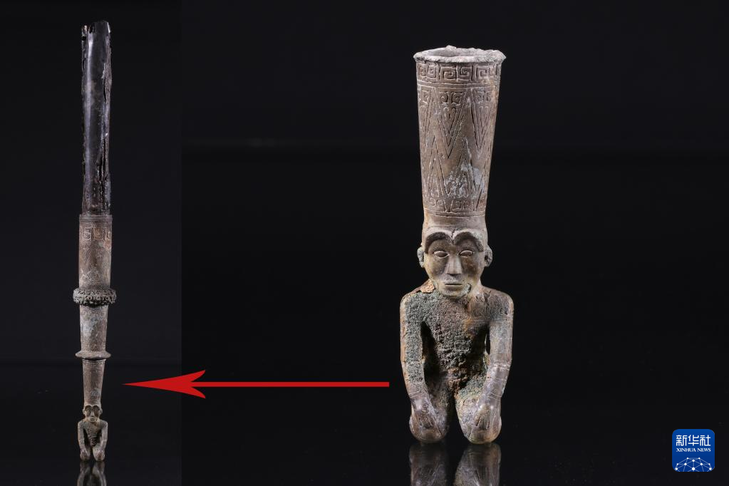 江西樟樹(shù)市國(guó)字山戰(zhàn)國(guó)墓葬出土銅跽坐人鐓（資料圖）。
