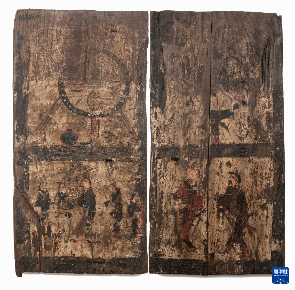 湖北云夢(mèng)縣鄭家湖戰(zhàn)國(guó)秦漢墓地的一處板門(mén)繪畫(huà)（資料圖）。