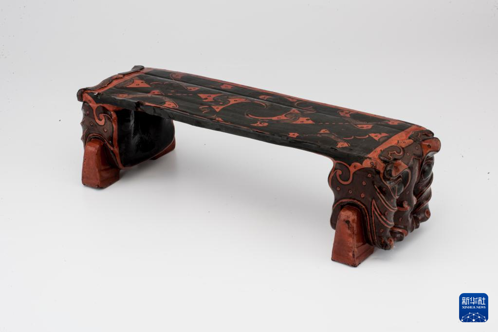 湖北云夢(mèng)縣鄭家湖戰(zhàn)國(guó)秦漢墓地出土漆木虎頭枕（資料圖）。