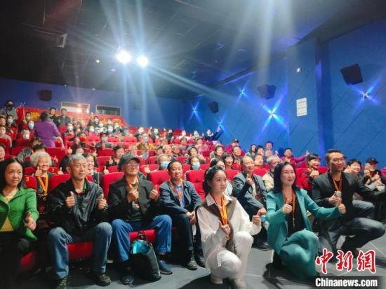 《浴血誓言》主創(chuàng)團隊與到場的紅軍后代合影?！￡愡x斌 攝