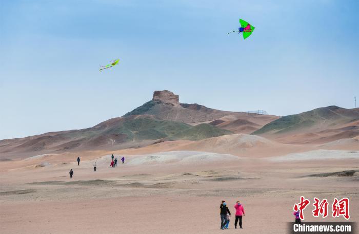 圖為市民正在陽(yáng)關(guān)景區(qū)放風(fēng)箏?！⊥醣筱y 攝