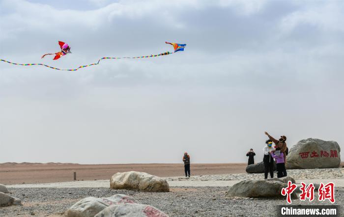 圖為市民正在陽(yáng)關(guān)景區(qū)放風(fēng)箏。　王斌銀 攝