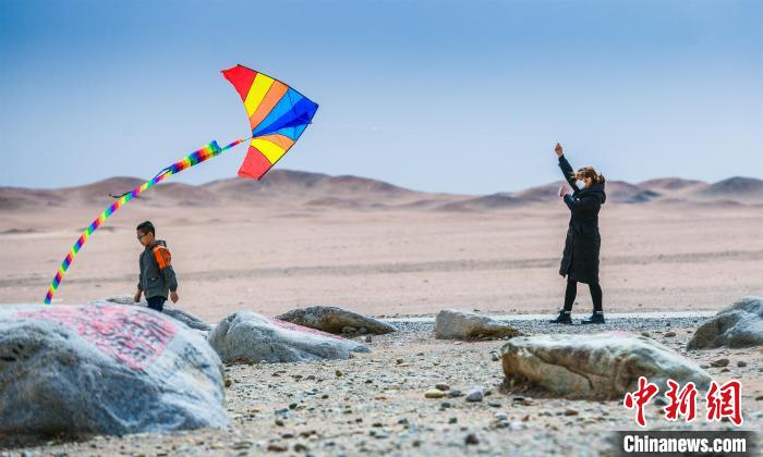 圖為市民正在陽(yáng)關(guān)景區(qū)放風(fēng)箏。　王斌銀 攝