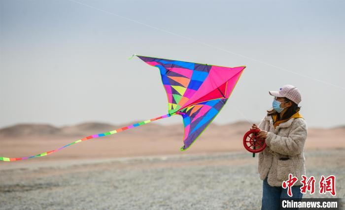 圖為市民正在陽(yáng)關(guān)景區(qū)放風(fēng)箏?！⊥醣筱y 攝