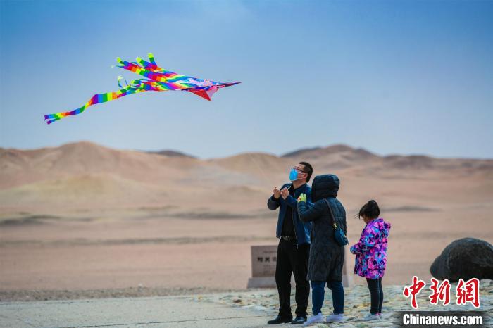 圖為市民正在陽(yáng)關(guān)景區(qū)放風(fēng)箏?！⊥醣筱y 攝