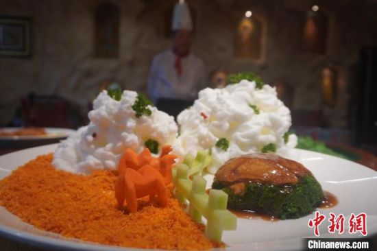 圖為敦煌菜代表菜肴展示?！【琶赖┰?攝