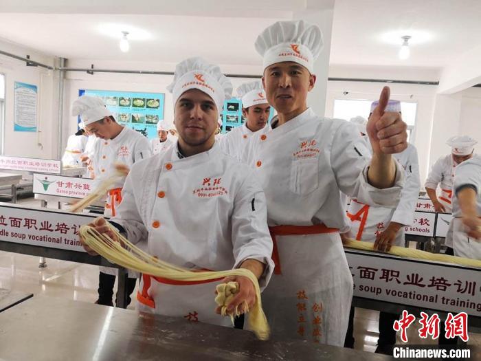 圖為外國留學生學習牛肉面的制作。(資料圖) 史靜靜 攝