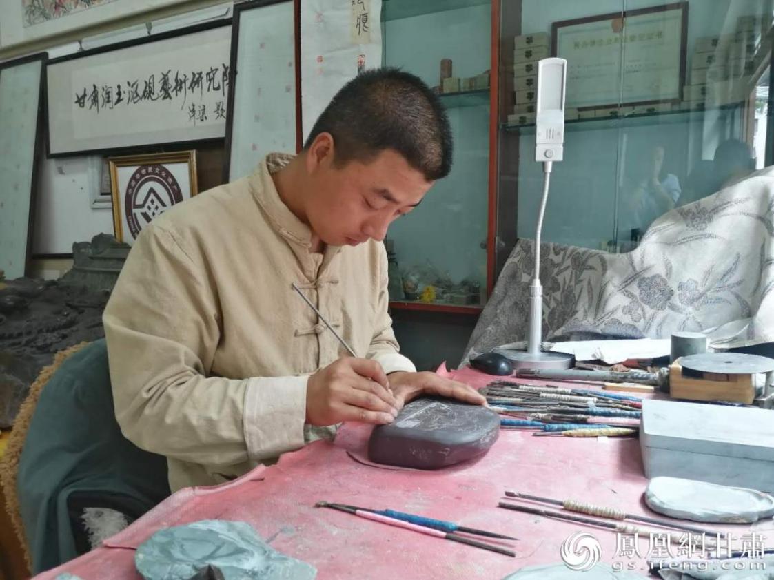 洮硯制作技藝第六代傳人、國家藝術(shù)基金資助青年藝術(shù)家、正高級洮硯雕刻藝術(shù)師李江平十年如一日專注于洮硯制作 圖源自網(wǎng)絡