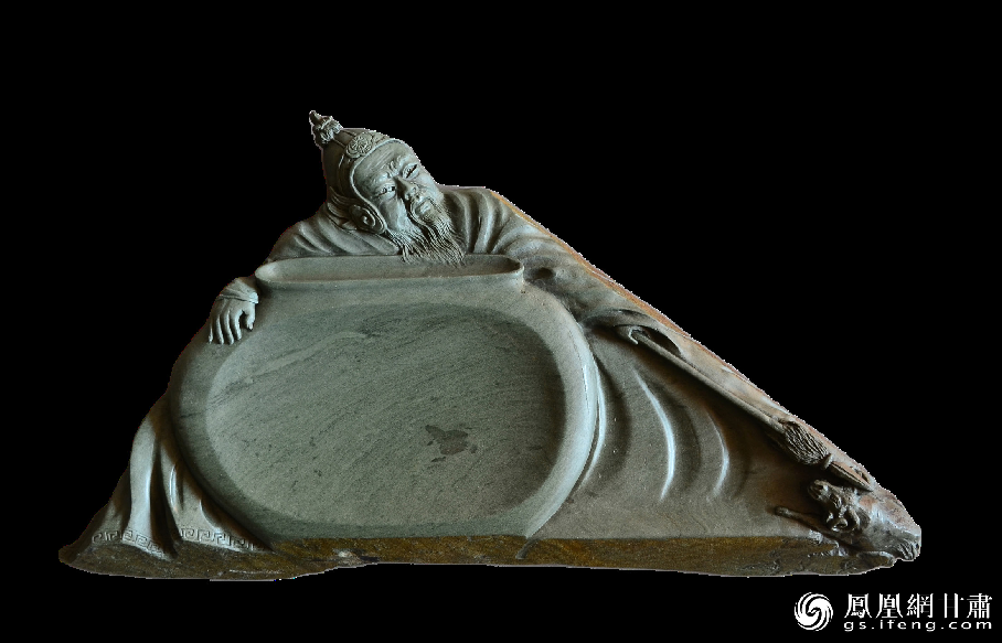 《醉臥沙場君莫笑》硯使王翰《涼州詞》中“醉臥沙場君莫笑，古來征戰(zhàn)幾人回？”的意境躍然硯臺之上。資料圖