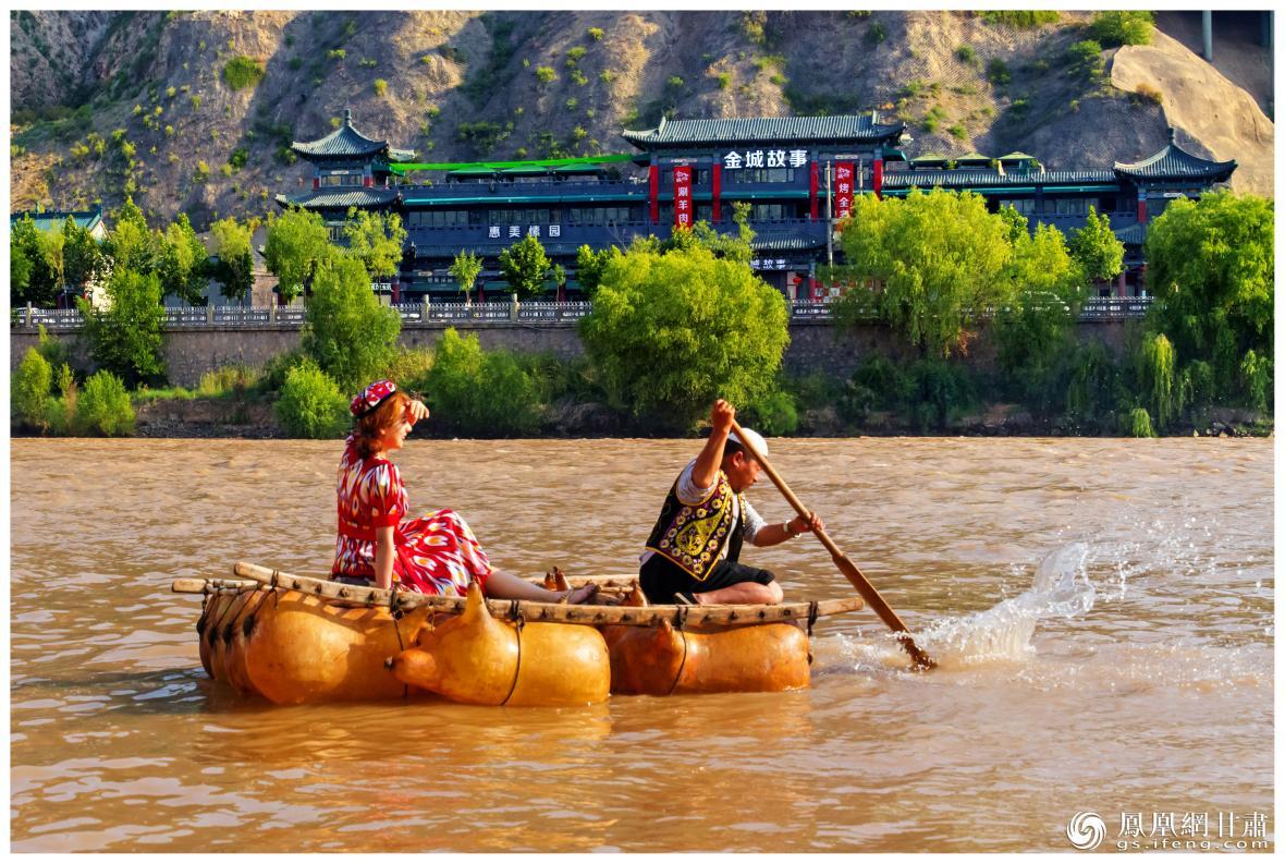 筏子客揮動著劈波斬浪的船槳，槳聲中混搭著風(fēng)聲、水聲和男女對歌的花兒聲。蘭州市文旅局供圖